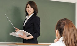 日本語を教える女性２